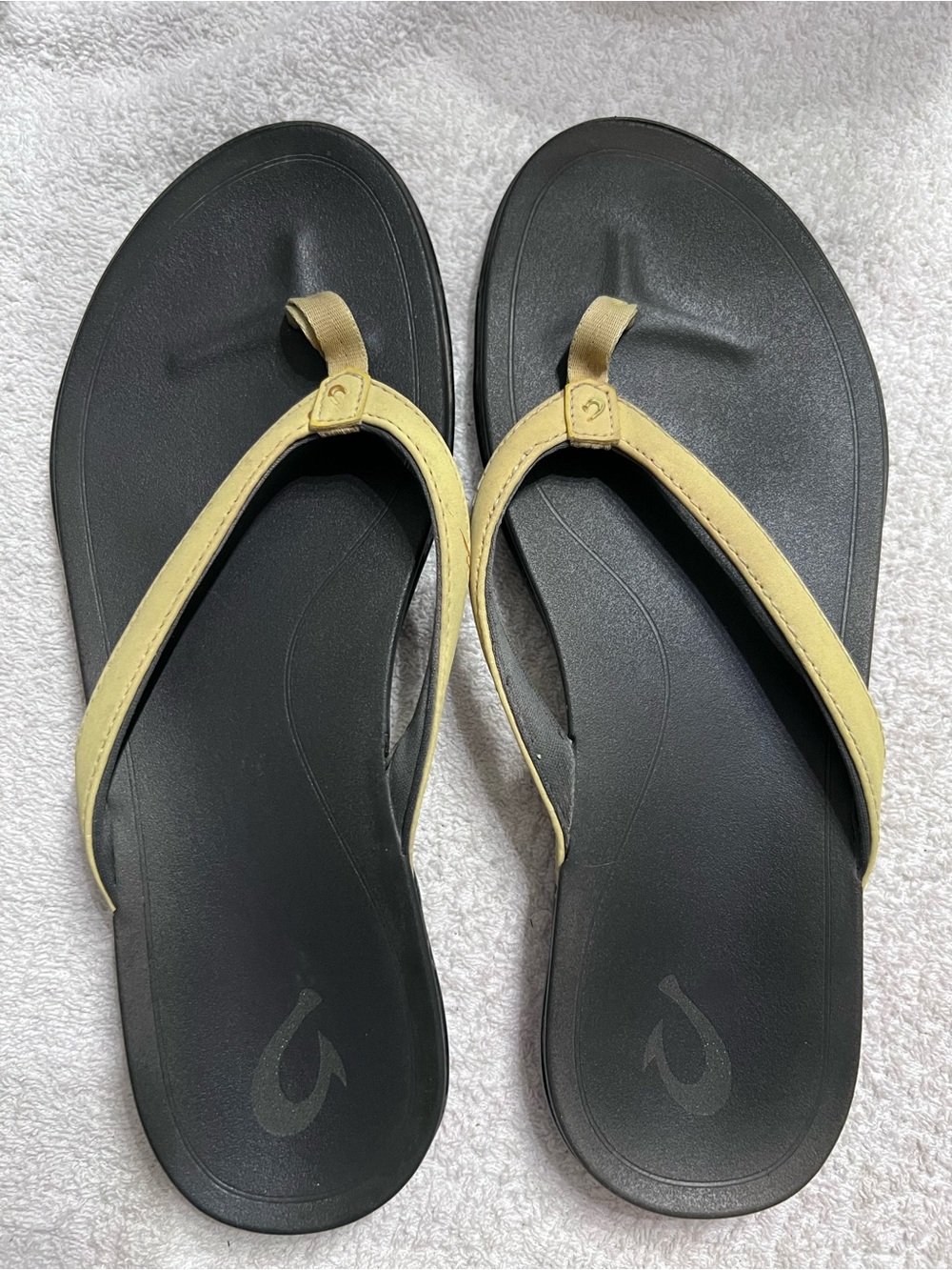OluKai Women’s 8.5 Black Tan Flip Flop Sandals Thong Comfort Hawaiian